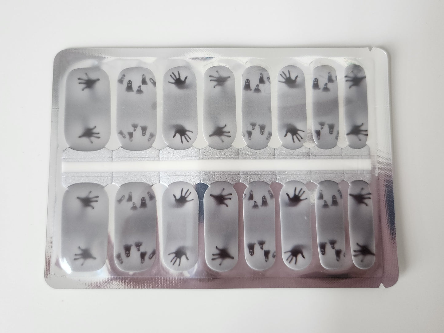 Manucure française noire avec toile d'araignée Halloween