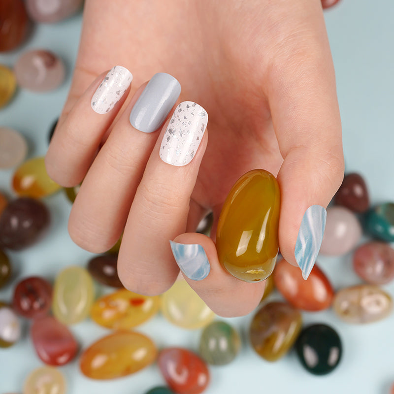 Reflet de l'eau bleu aqua avec patchs argentés fond clair semi-transparent