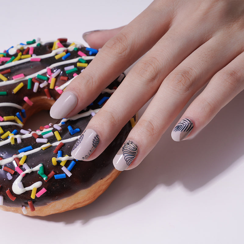 Art abstrait beige nu avec des feuilles noires et des flocons d'or