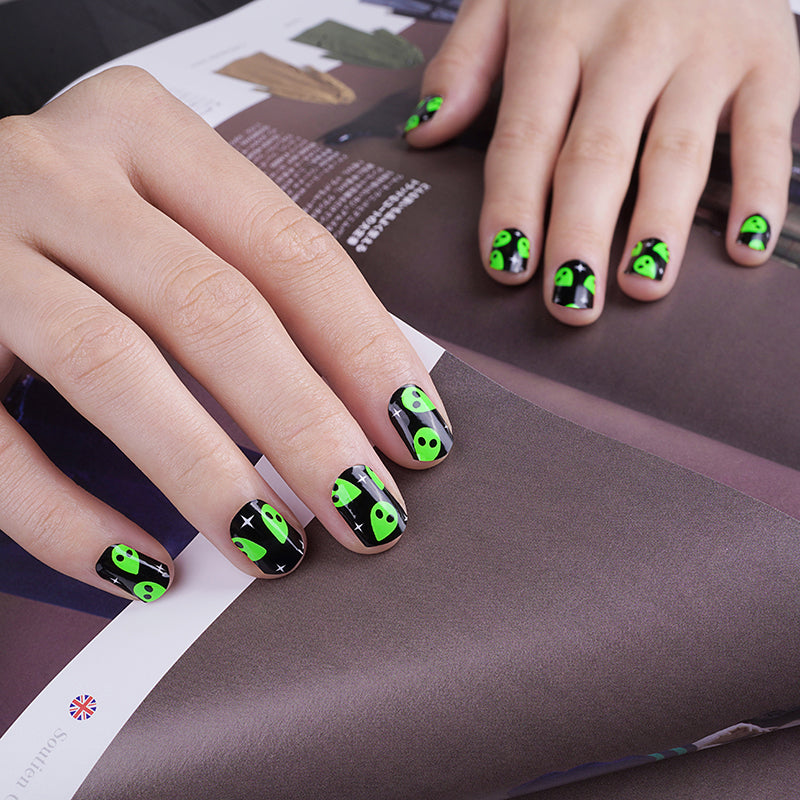 Manucure française noire avec toile d'araignée Halloween