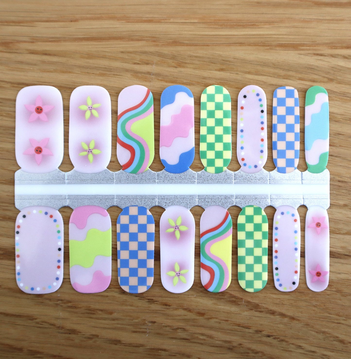 Art abstrait à carreaux, vagues, fleurs avec espace négatif de fond teinté rose clair