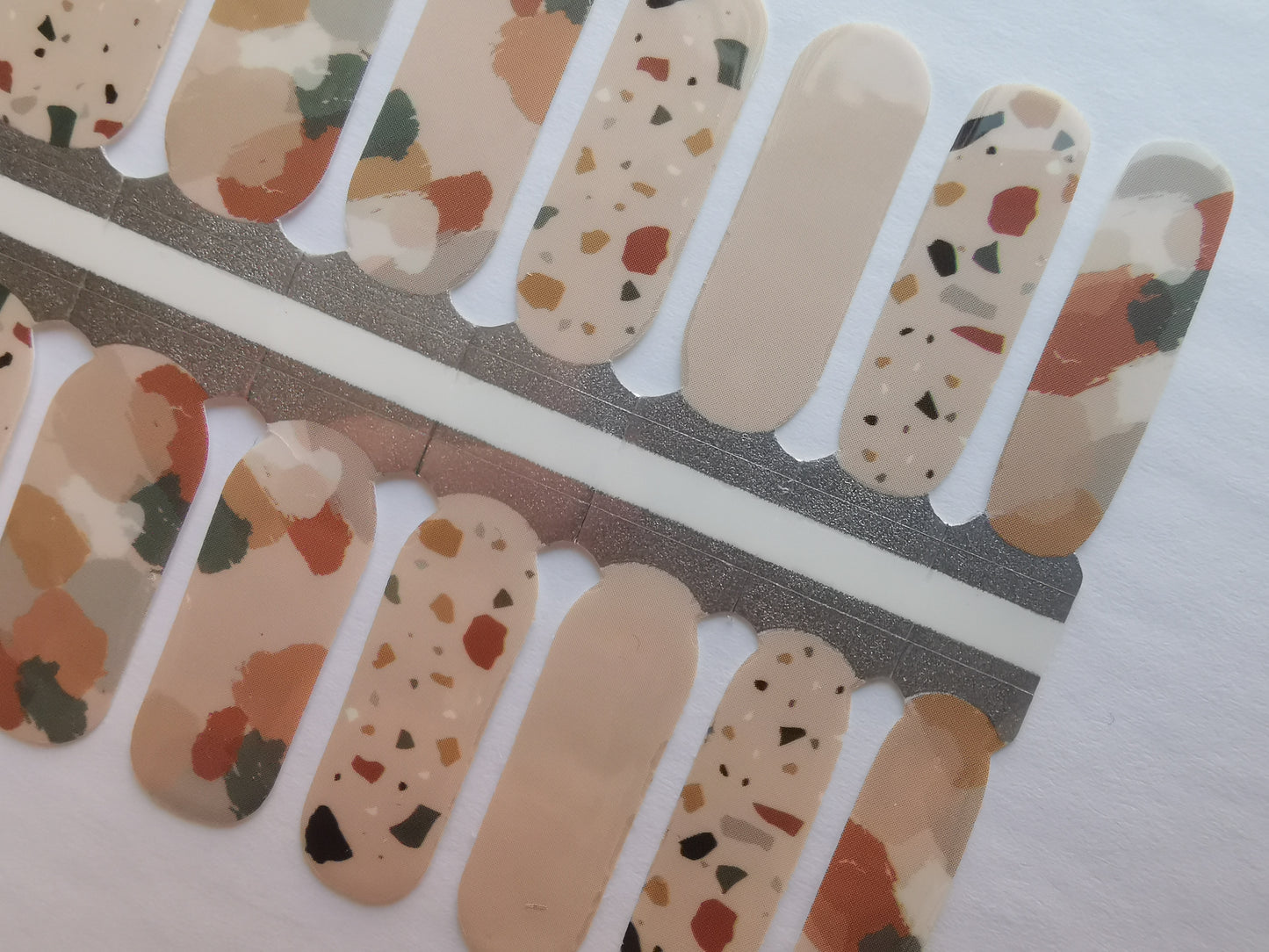 Nu beige avec des coups de peinture au pinceau Art abstrait