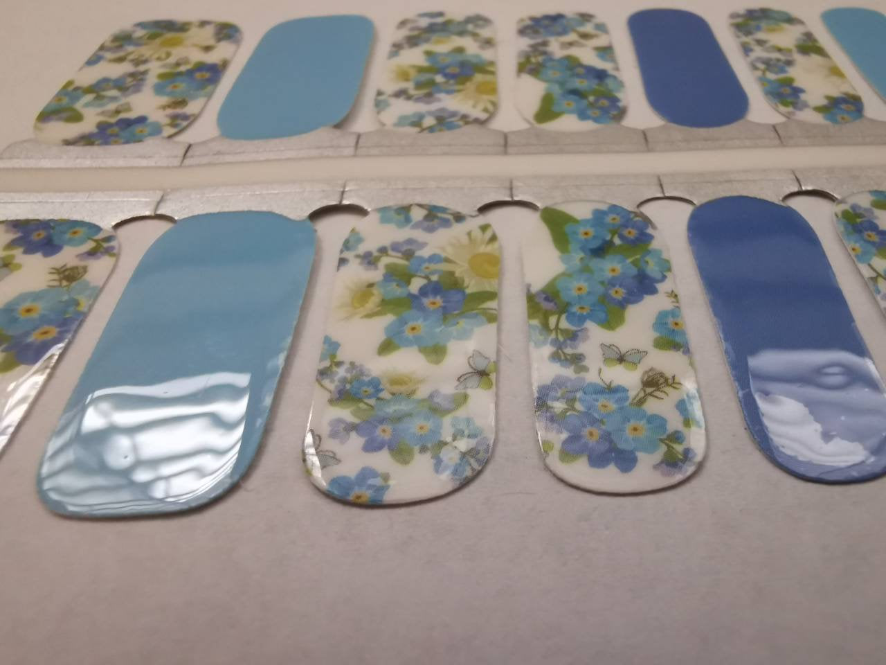 Fleurs de printemps bleu ciel et blanc