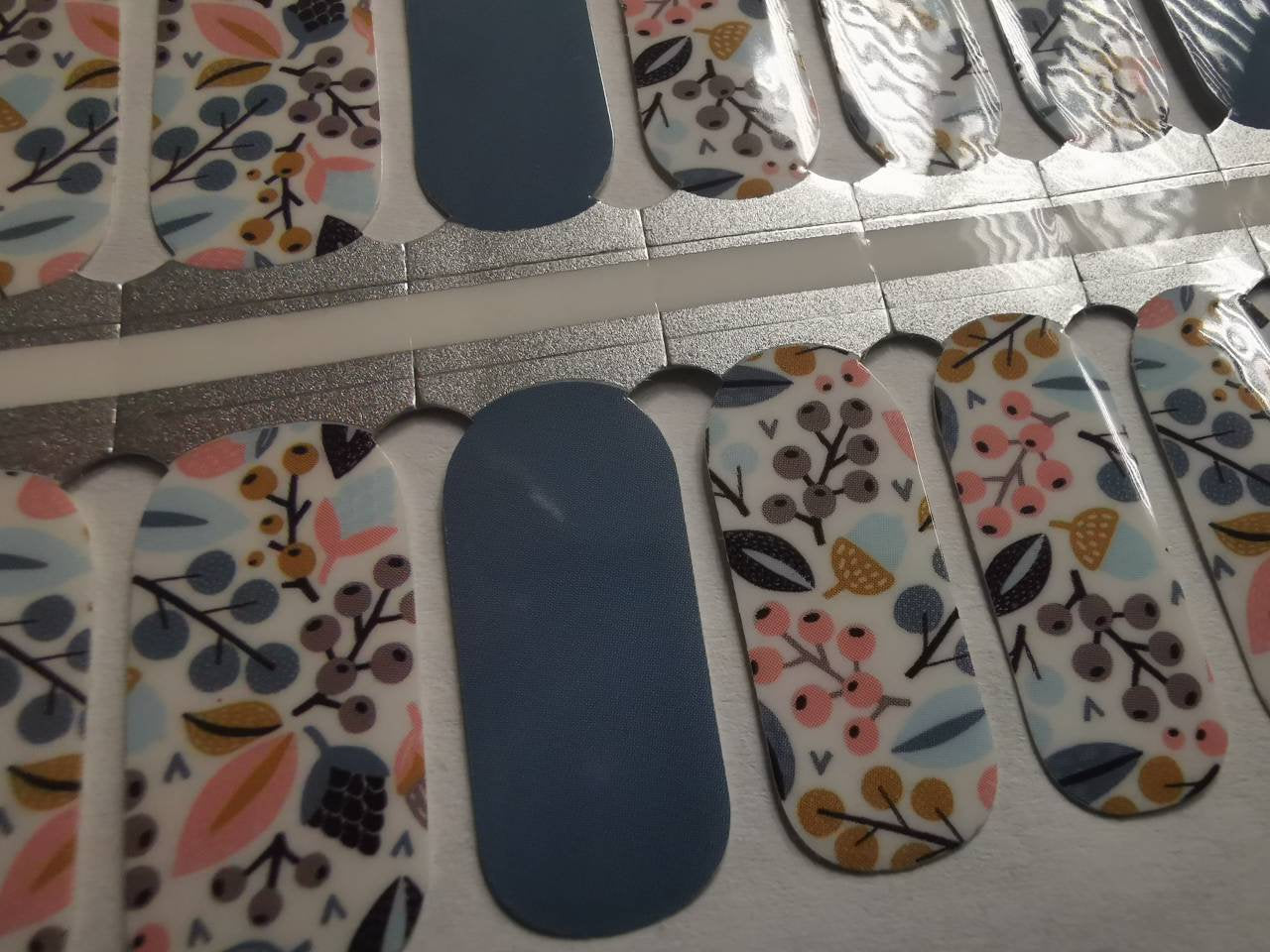 Thème d'automne des branches de baies bleu pierre et rose pêche