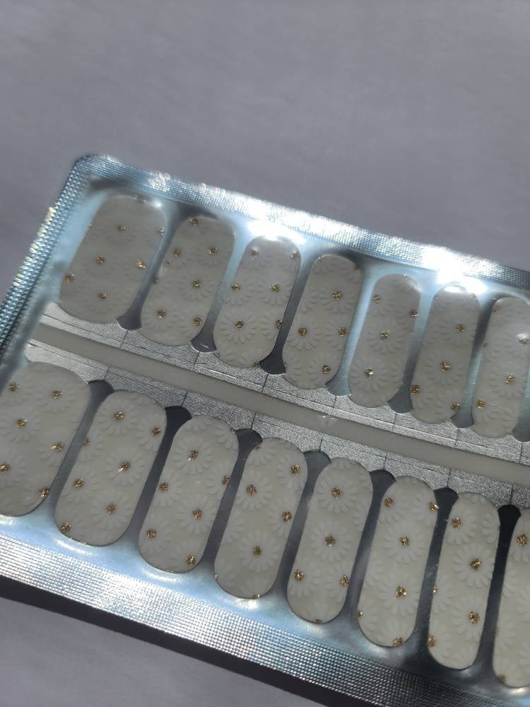 Fleurs de camomille de marguerites blanches avec superposition de milieux de paillettes d'or sur fond clair