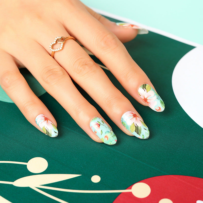 Aqua bleu avec des fleurs roses