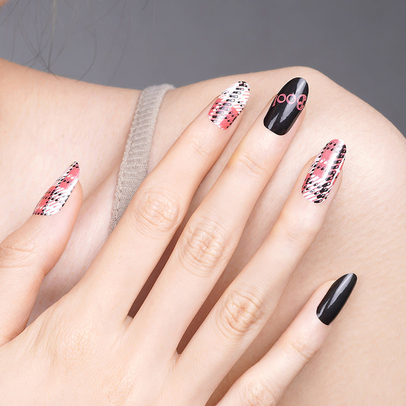 Manucure française noire avec toile d'araignée Halloween