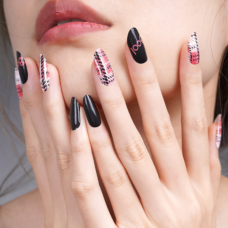 Manucure française noire avec toile d'araignée Halloween