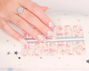 Roses petites fleurs roses et blanches sur fond beige
