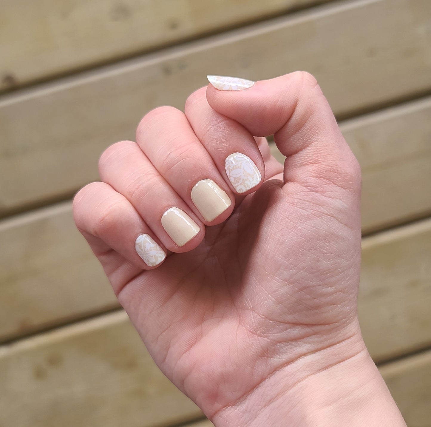 Beige nude avec dentelle florale blanche