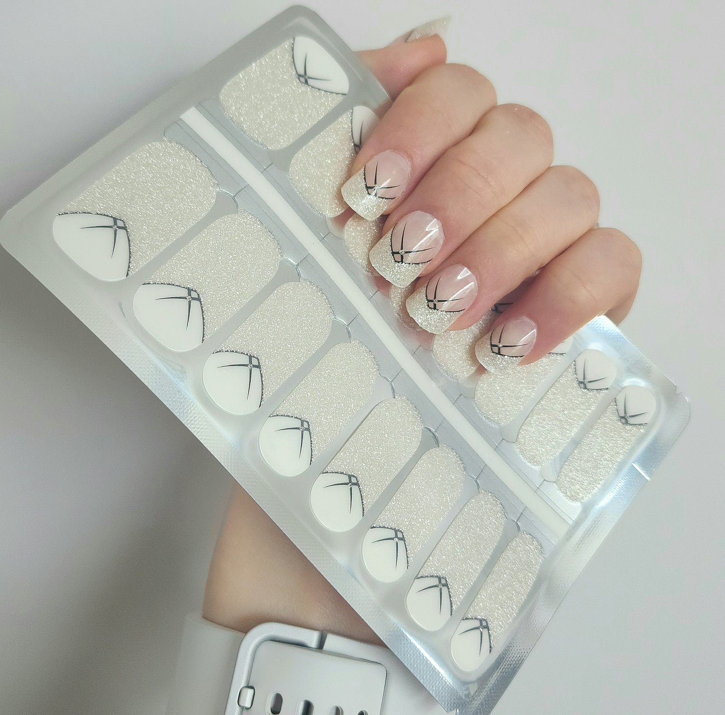 Paillettes argentées ivoire exclusives avec des lignes noires et un fond clair French Manucure Long Nails