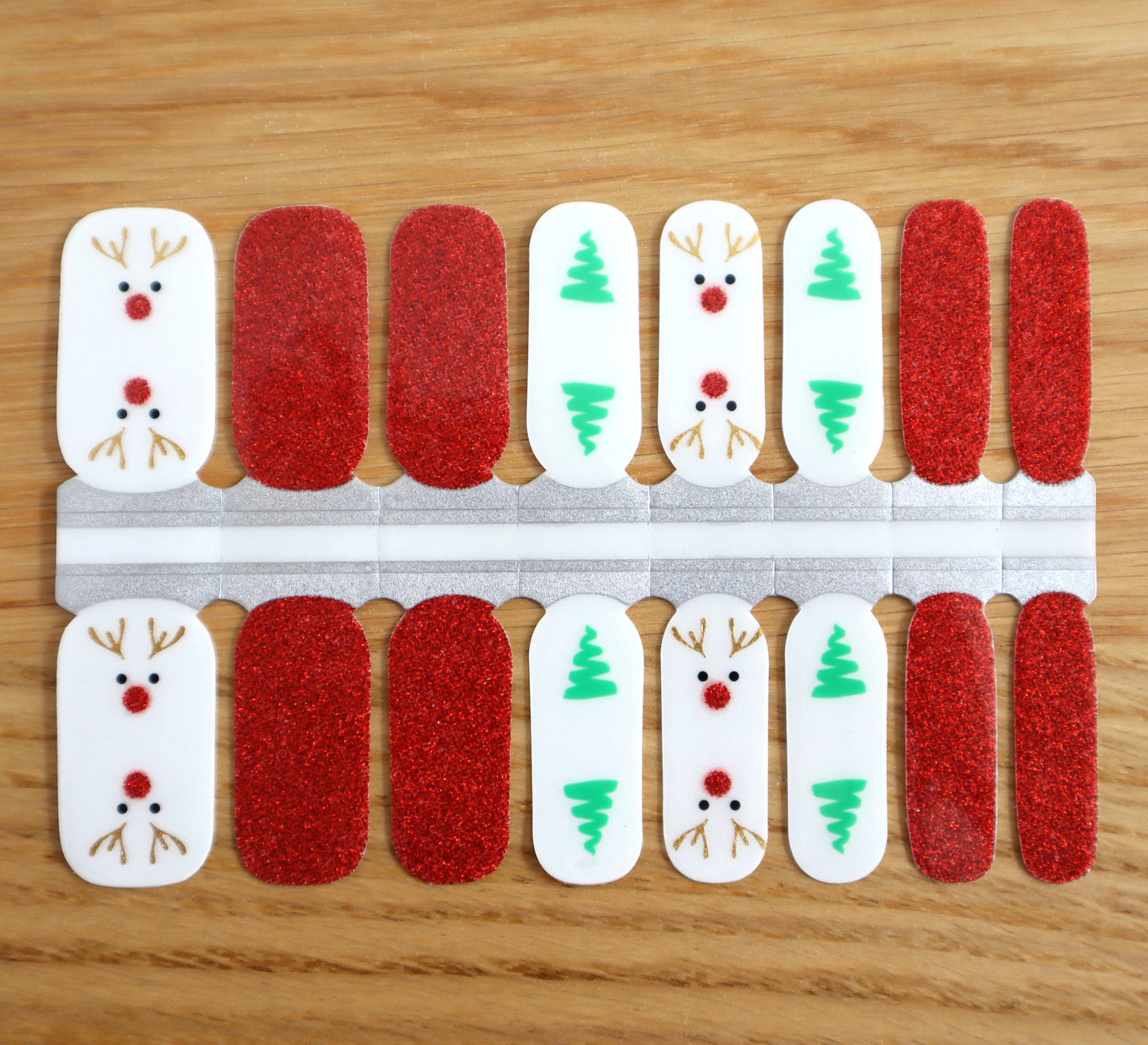 Visage de renne et arbre de Noël Espace négatif sur fond clair avec des paillettes rouges