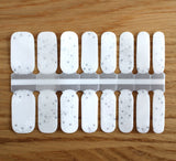 Flocons de neige blancs et argent scintille espace négatif de superposition de neige claire