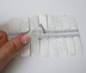 Flocons de neige blancs et argent scintille espace négatif de superposition de neige claire