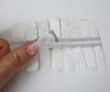 Flocons de neige blancs et argent scintille espace négatif de superposition de neige claire