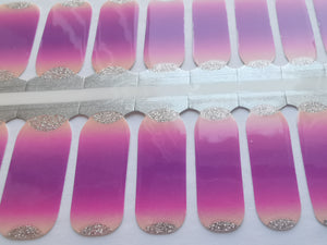 Dégradé ombré rose et violet avec des accents de paillettes argentées