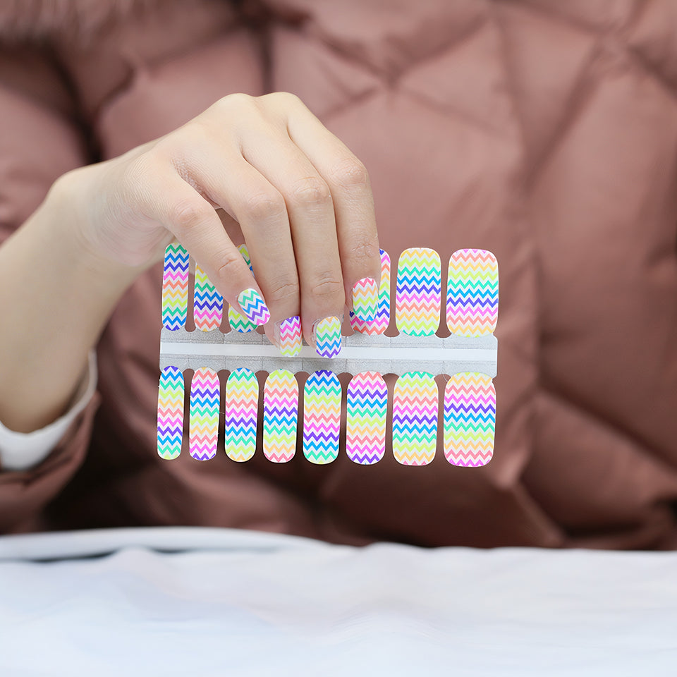 Joyeux anniversaire en zigzag arc-en-ciel