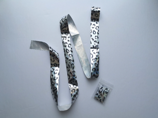Argent métallisé avec feuille d'ongle à imprimé léopard noir