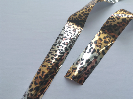 Argent métallisé avec feuille d'ongle à imprimé léopard marron