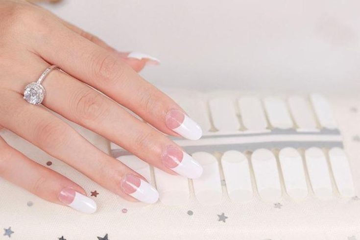 Top court French Manicure White Tip avec dos transparent
