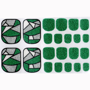 Paillettes vert émeraude avec des ongles d'orteil argentés et transparents