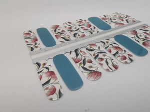 Motif floral bleu sarcelle et rouge avec fond blanc