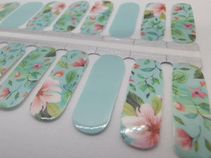 Aqua bleu avec des fleurs roses