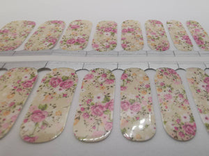 Roses petites fleurs roses et blanches sur fond beige