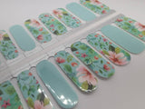 Aqua bleu avec des fleurs roses