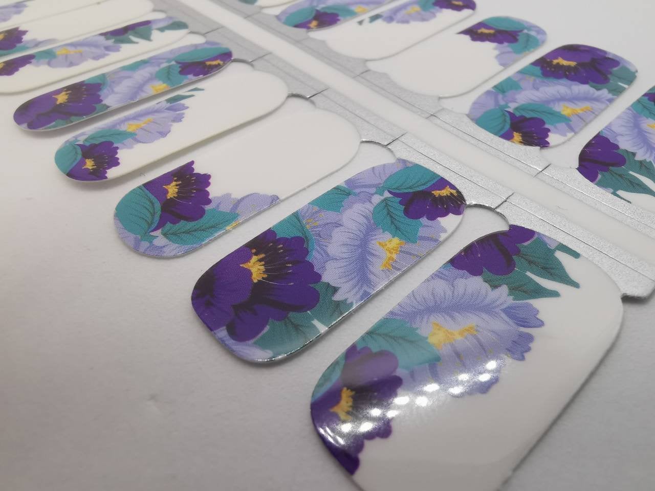 Fond blanc et fleurs violettes avec des feuilles de sarcelle