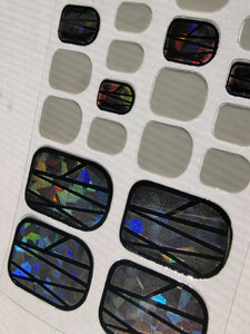 Effet de verre obturateur irisé holographique avec des ongles d'orteil solides gris