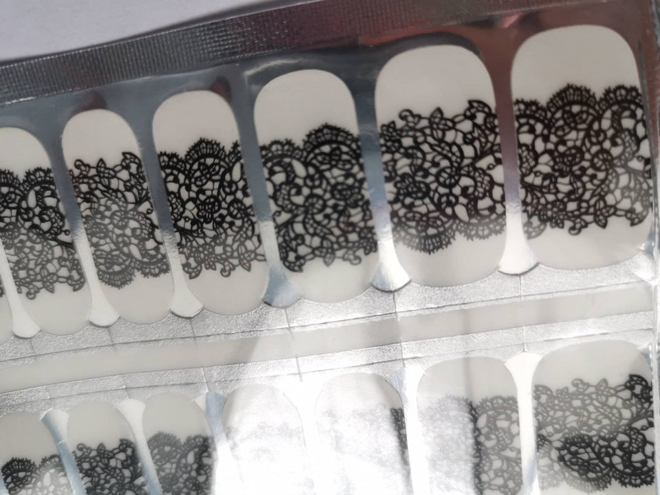 Haut transparent de manucure française en dentelle damassée noire