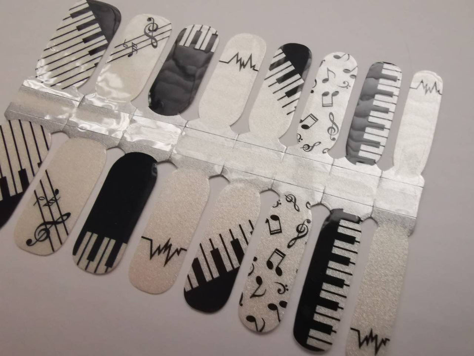 Notes de clé de musique et clavier de piano noir et blanc scintillant