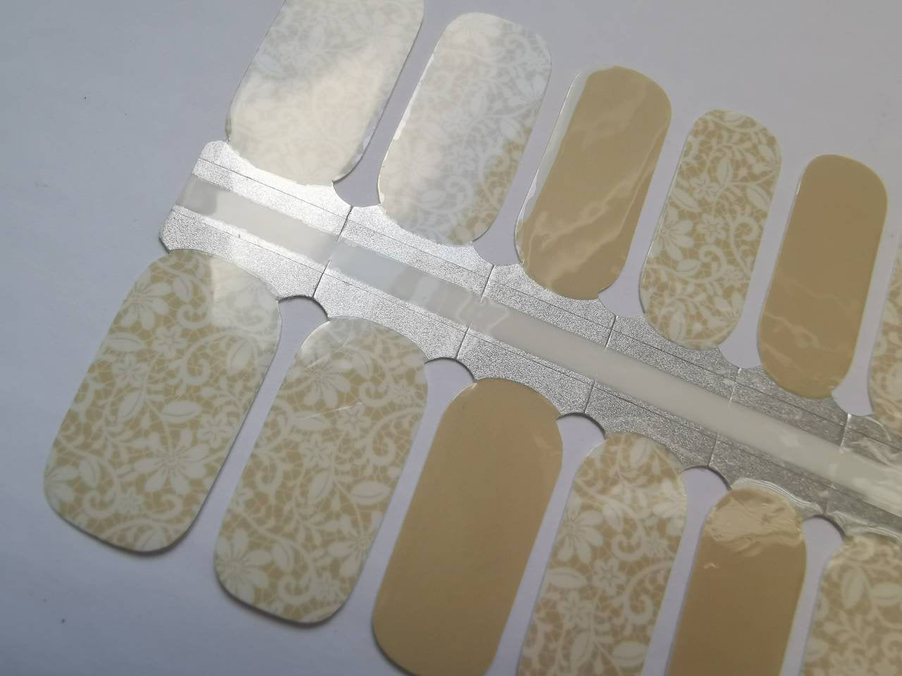 Beige nude avec dentelle florale blanche