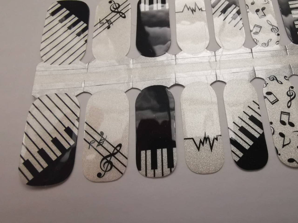 Notes de clé de musique et clavier de piano noir et blanc scintillant