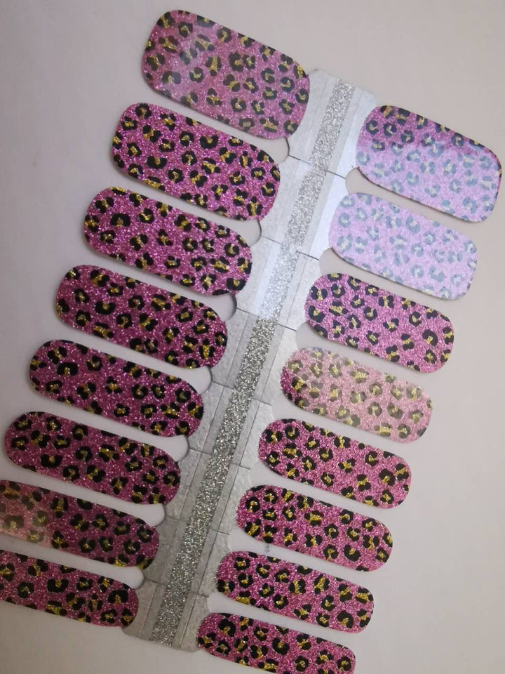 Paillettes violettes roses et imprimé léopard
