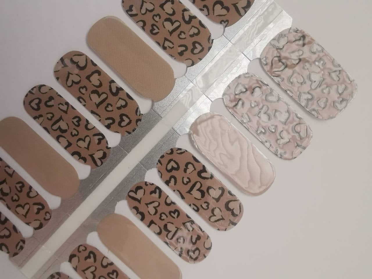 Nude beige foncé avec des coeurs contours noirs