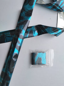 Feuille à ongles à imprimé animal bleu métallisé et noir