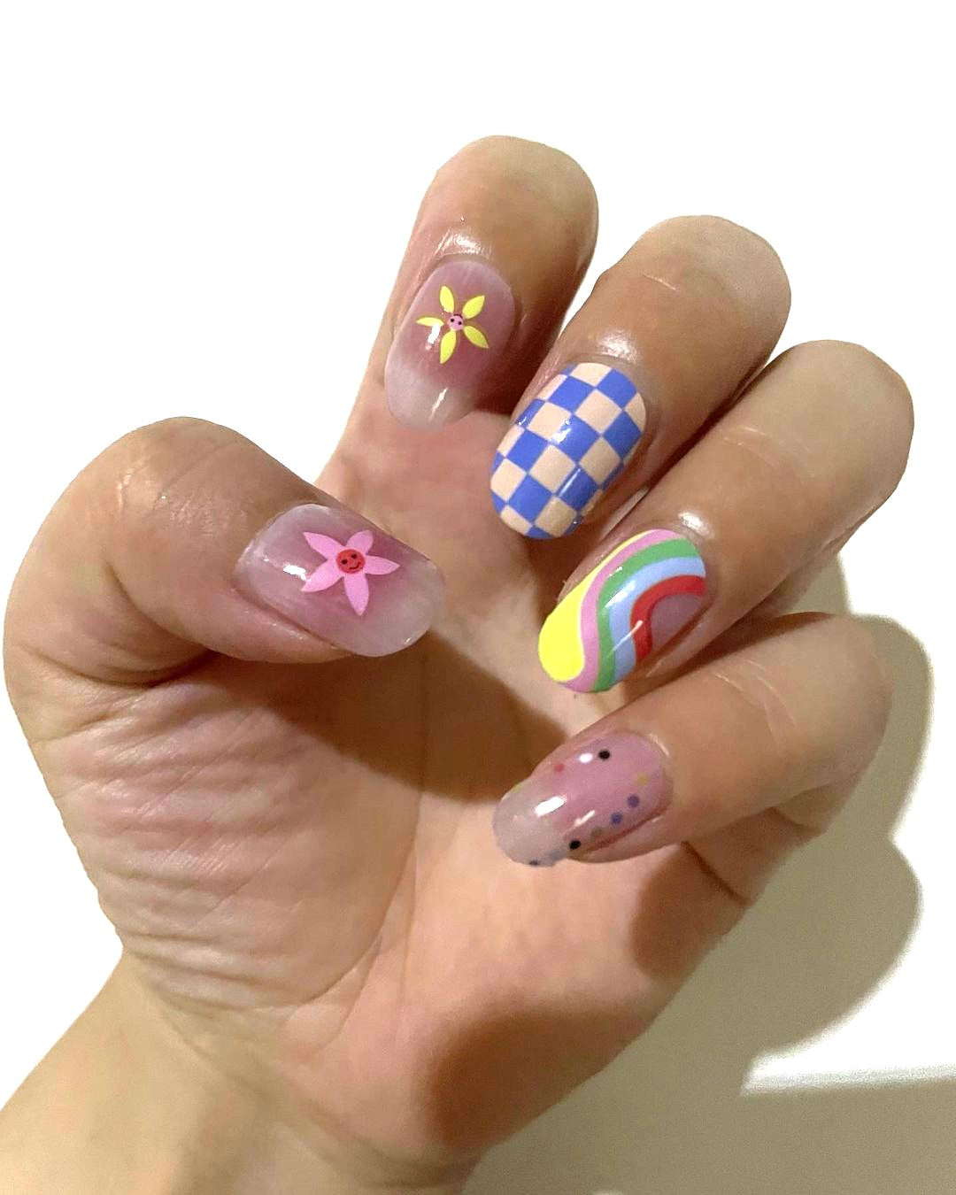 Art abstrait à carreaux, vagues, fleurs avec espace négatif de fond teinté rose clair